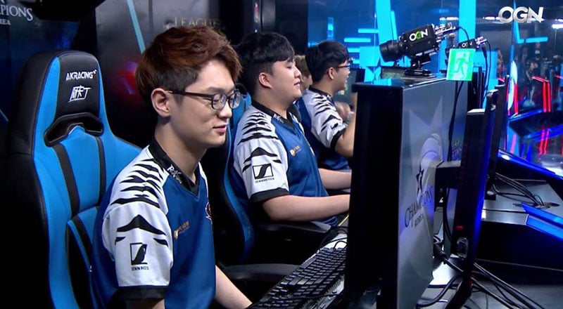  Sillas AKRacing en exhibición durante una emisión de la televisión coreana